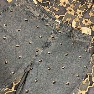 Straight leg jeans w/ small yin yang print on the front of the pants. Size 20